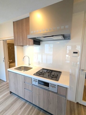 物件内観写真3　(グリル付ガス3口システムキッチン、瀟洒でお手入れ楽なガラスト)