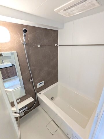 物件内観写真4　(追焚オートバス、浴室換気乾燥機)