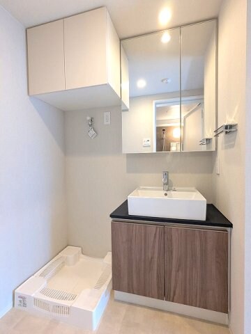 物件内観写真8　(2面鏡付ハンドシャワー付独立洗面台、タオルラックの上にスマホ)