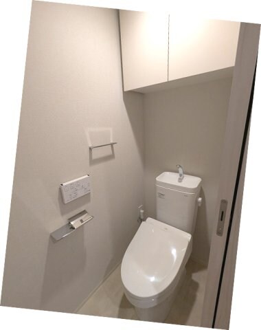 物件内観写真9　(温水洗浄便座、ペーパーホルダーにスマホストレージ付きです)