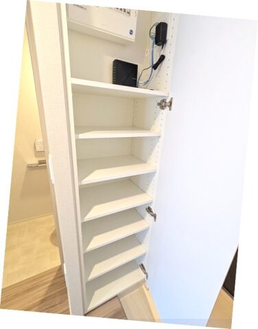 物件内観写真12　(収納豊富なトールタイプのシューズBOXです)