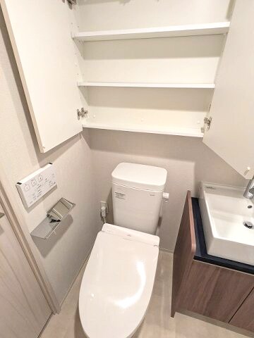 物件内観写真9　(温水洗浄便座、ペーパーホルダーにスマホストレージ付きです)