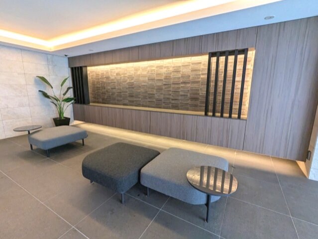 物件外観写真2　(瀟洒なロビーです)