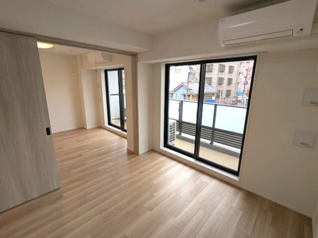 物件内観写真3　(インターネット無料、リビング各洋室にエアコンと照明付、リビン)