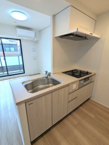 物件内観写真4　(グリル付ガス3口システムカウンターキッチン、瀟洒でお手入れ楽)