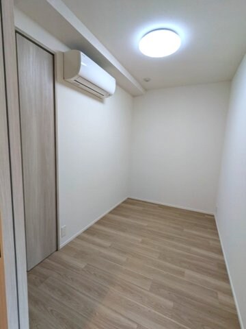 物件内観写真9　(4帖洋室、クローゼット付、インターネット無料、リビング各洋室)