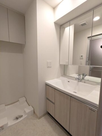 物件内観写真11　(三面鏡付・ハンドシャワー付独立洗面台、室内洗濯機置場は排水溝)