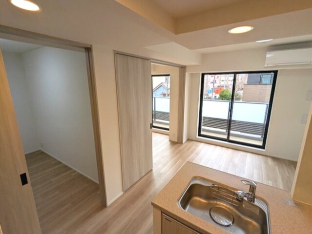 物件内観写真20　(インターネット無料、リビング各洋室にエアコンと照明付、リビン)