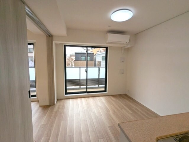 物件内観写真21　(インターネット無料、リビング各洋室にエアコンと照明付、リビン)