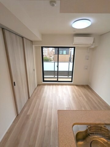 物件内観写真22　(インターネット無料、リビング各洋室にエアコンと照明付、リビン)