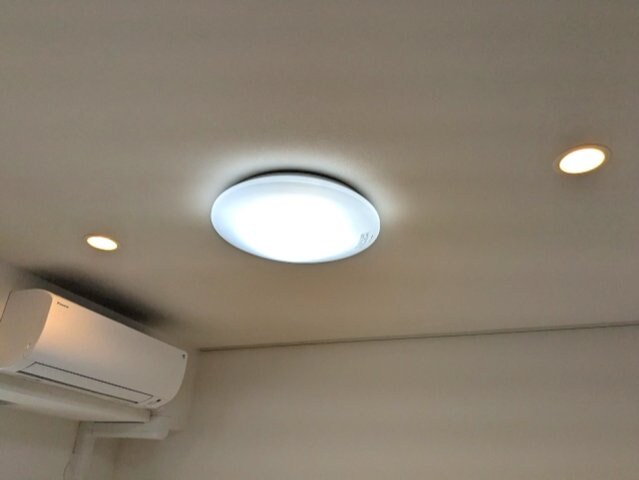 物件内観写真27　(リビング各洋室にエアコンと照明付、リビングにはダウンライトも)