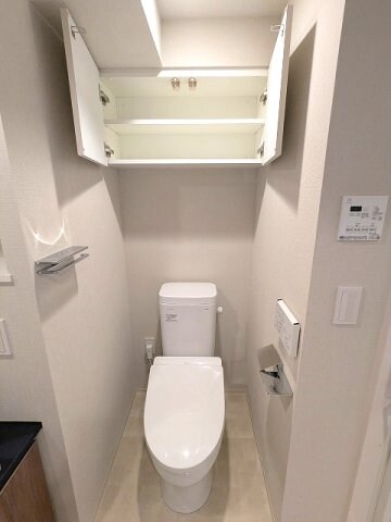 物件内観写真9　(温水洗浄便座、ペーパーホルダーにスマホストレージ付きです)