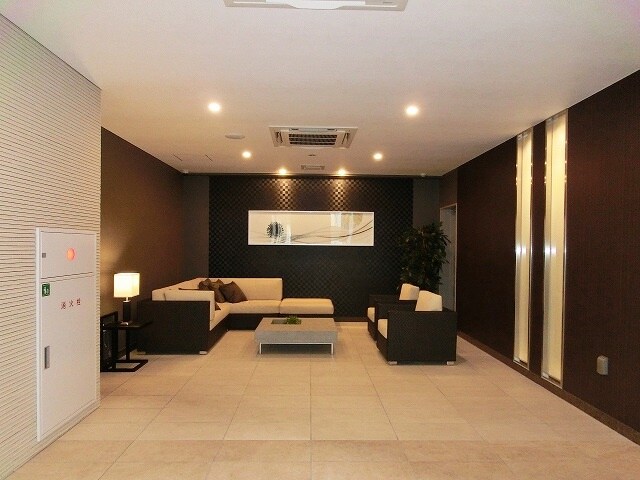 物件外観写真1　(パークアクシス上野三丁目のロビーです)