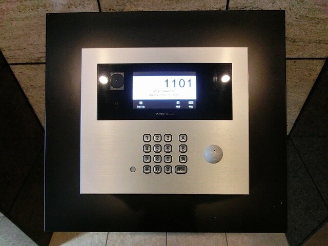 物件外観写真3　(パークアクシス上野三丁目のＴＶモニター付オートロックです)