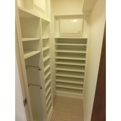 物件内観写真10　(パークアクシス上野三丁目の収納豊富なトールタイプのシューズＢ)