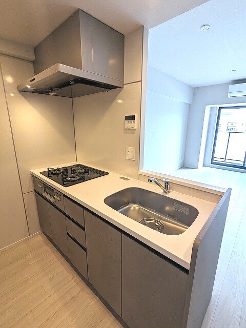 物件内観写真4　(グリル付ガス3口ガスカウンターキッチン、瀟洒で御手入れし易い)