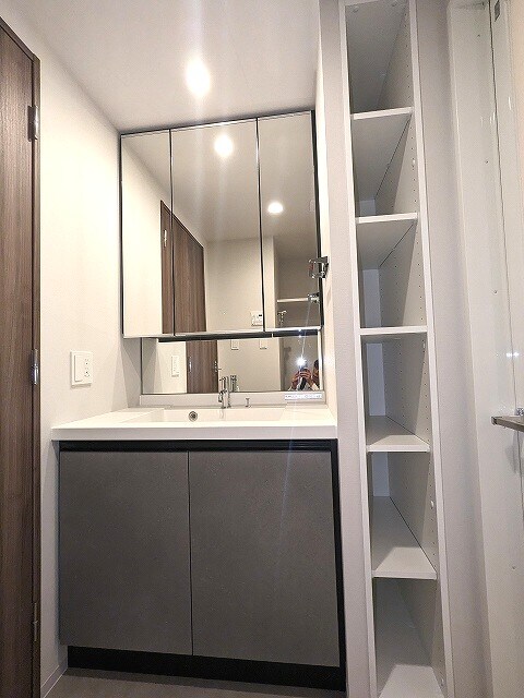 物件内観写真11　(三面鏡付独立洗面室、洗濯機置場は排水口のお手入れがし易い様に)