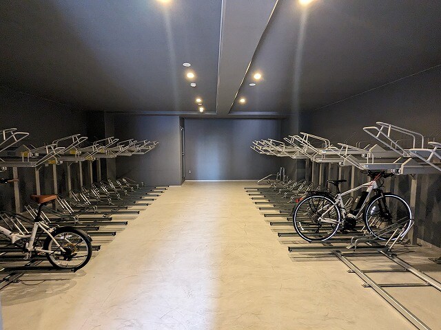 物件内観写真17　(専用エレベーターで2Fの屋内駐輪場です)