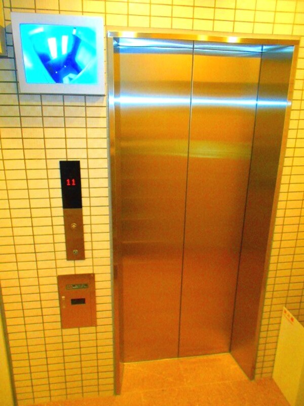 建物設備(モニター付きセキュリティエレベーターです)