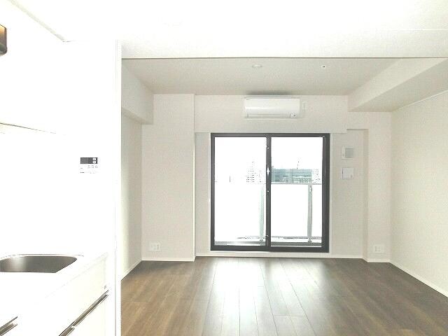 物件内観写真4　(パークアクシス東上野のテーブルソファー配置しやすいリビングで)