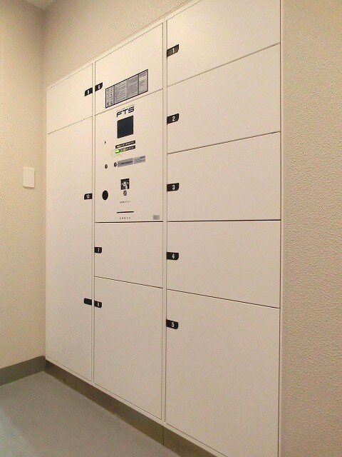 物件外観写真3　(パークアクシス東上野の不在時に便利な宅配ＢＯＸです)