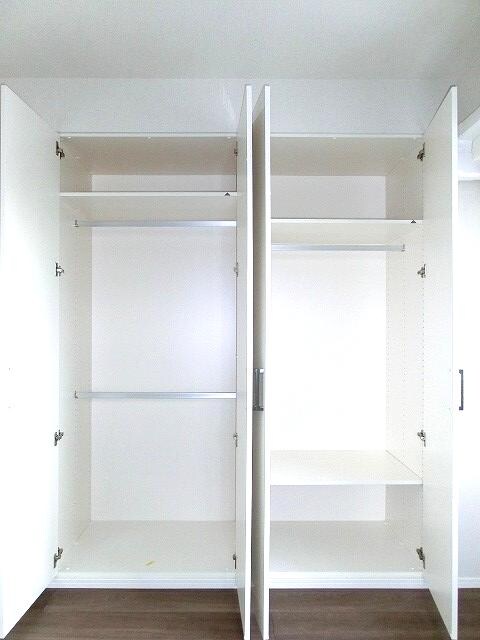 物件内観写真8　(パークアクシス東上野の洋室壁一面の豊富な収納です)