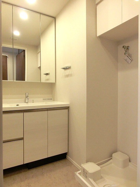 物件内観写真9　(パークアクシス東上野の洗面室です、左下にヘルスメーター入れも)