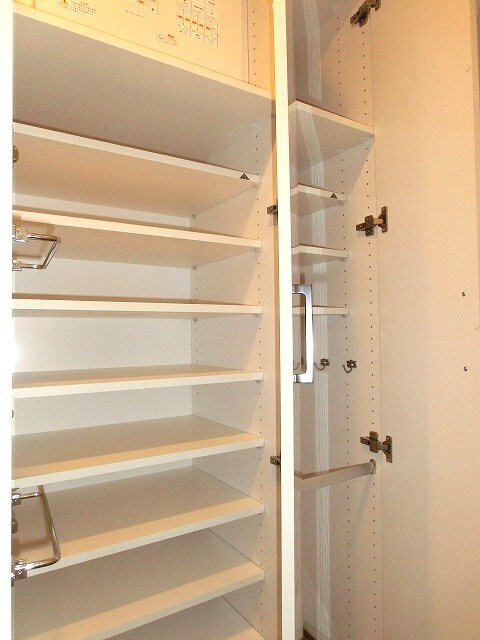 物件内観写真13　(パークアクシス東上野の姿見鏡付収納豊富なトールタイプのシュー)