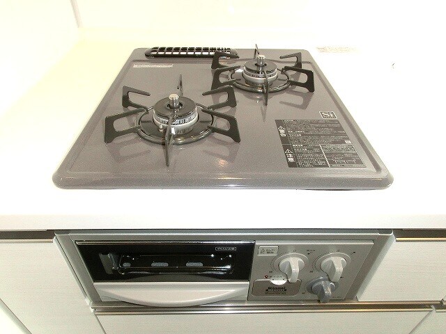 物件内観写真23　(パークアクシス東上野のグリル付きガス２口システムキッチン)