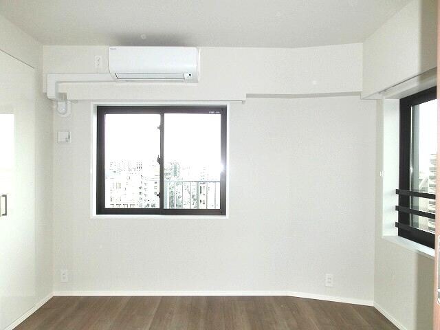 物件内観写真28　(パークアクシス東上野のリビングと洋室にエアコン付きです)