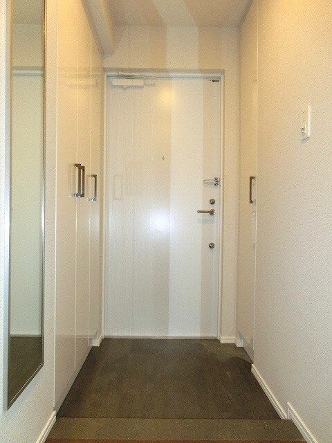 物件内観写真29　(パークアクシス東上野の玄関の左右に豊富な収納付です)