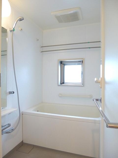 物件内観写真6　(窓付、追焚、浴室換気乾燥機)