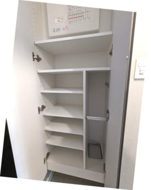 玄関(傘入付収納豊富なトールタイプのシューズＢＯＸ、人感センサー付)