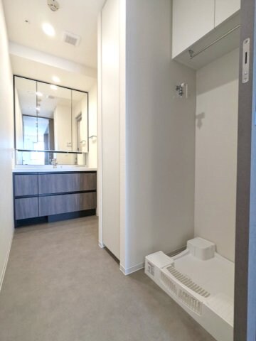 物件内観写真9　(トイレと独立した洗面室、3面鏡付ハンドシャワー付洗面台、洗面)