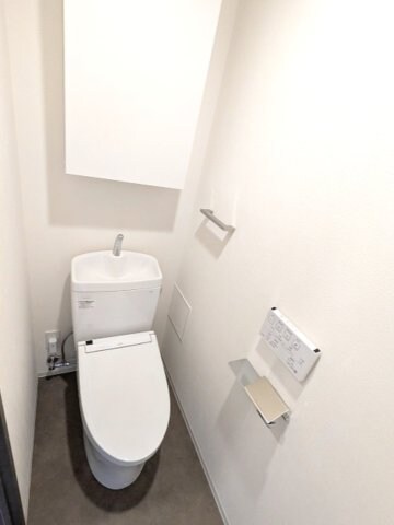 物件内観写真10　(洗面室と独立した窓付の温水洗浄便座、ペーパーホルダーにスマホ)