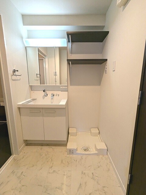 物件内観写真9　(三面鏡、ハンドシャワー付の独立洗面台、お手入れし易く排水口を)