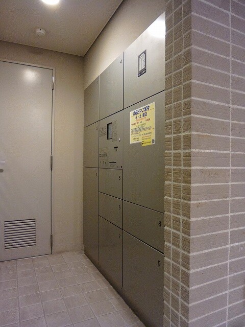 物件外観写真3　(パークアクシス秋葉原の不在時に便利な宅配ＢＯＸです)