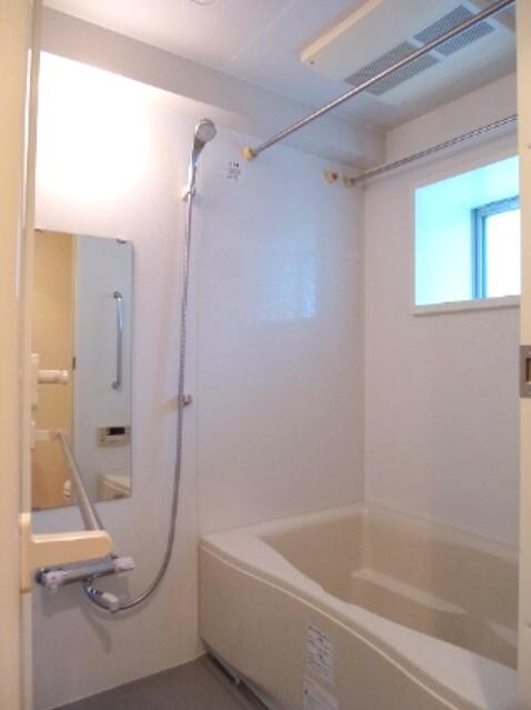 物件内観写真7　(パークアクシス秋葉原のバスルームです、窓付、追焚、浴室換気乾)