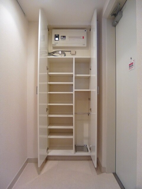 物件内観写真12　(パークアクシス秋葉原の収納豊富なトールタイプのシューズＢＯＸ)