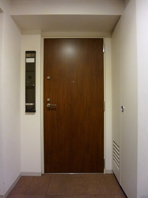 物件内観写真15　(パークアクシス秋葉原の玄関ダブルロックセキュリティです)