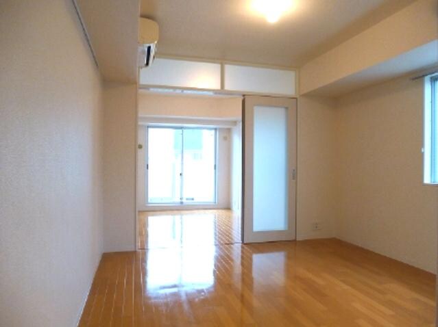 物件内観写真21　(パークアクシス秋葉原のテーブルソファー配置しやすいリビングで)