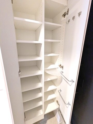 物件内観写真12　(収納豊富なトールタイプのシューズBOX、傘ストック付です)