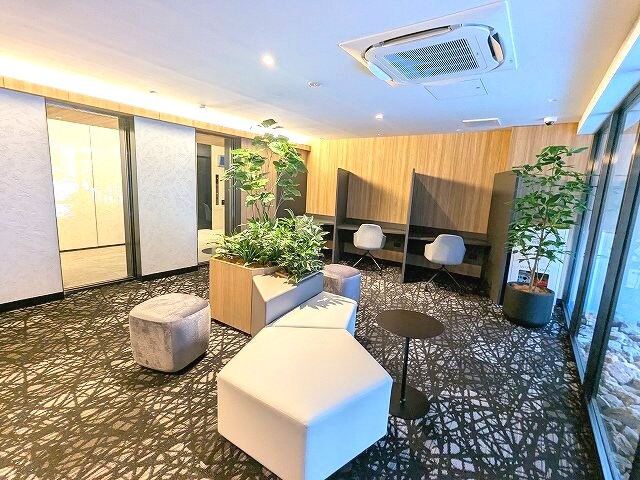 物件内観写真19　(1Fにデスクワーク可能な個別スペースが3ヶ所とラウンジスペー)