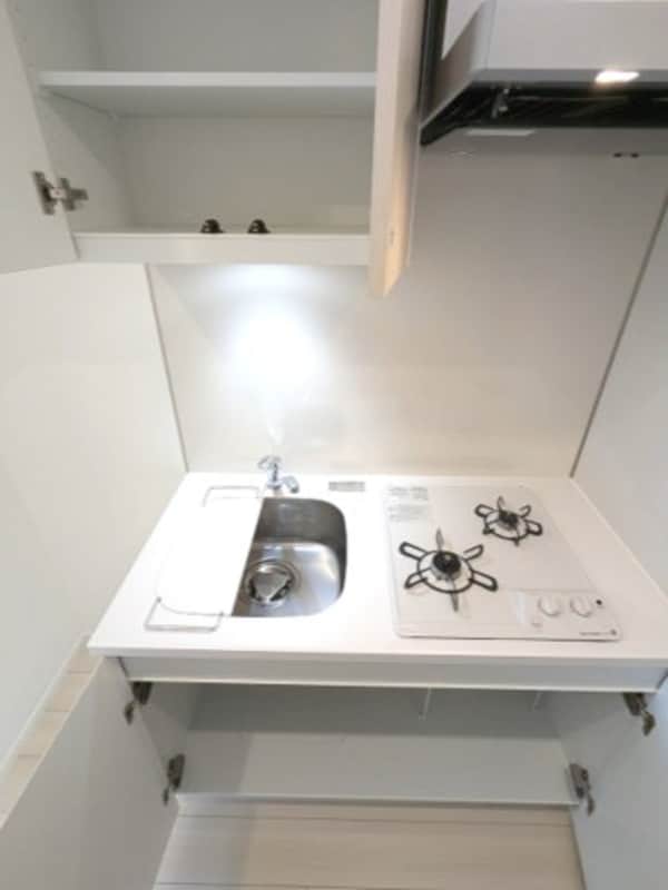 建物設備(ガス2口システムキッチン、瀟洒でお手入れ楽なガラストップコン)