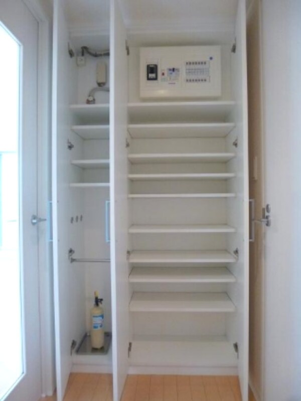 玄関(パークアクシス仲御徒町の収納豊富なトールタイプのシューズＢＯ)