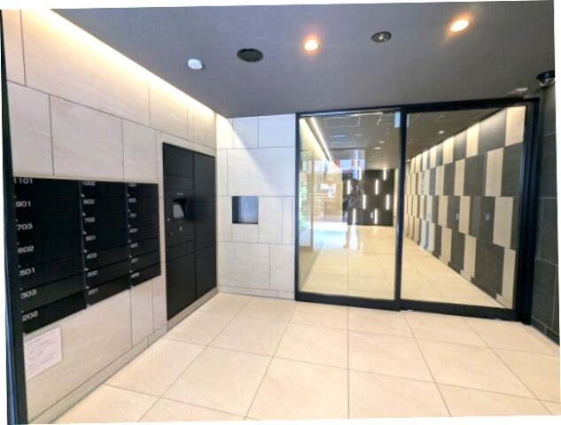 物件外観写真2　(瀟洒なエントランス、タッチキーのモニター付オートロックセキュ)