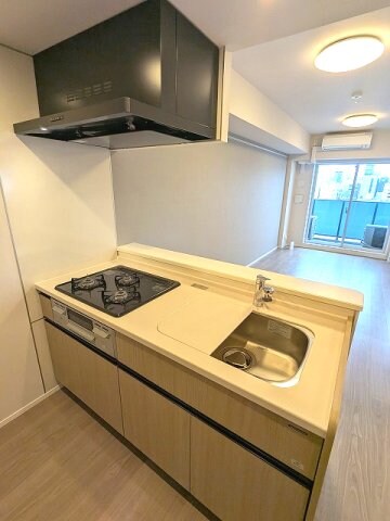 物件内観写真4　(グリル付ガス3口システムカウンターキッチン、瀟洒でお手入れ楽)