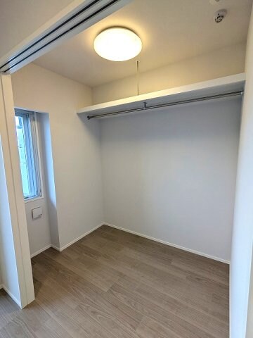 物件内観写真8　(2.6帖洋室、照明付、室内有効空間確保したワイドオープンクロ)