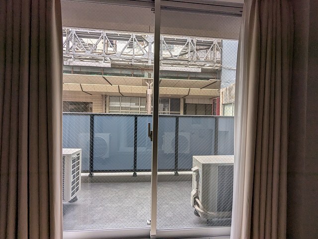 物件内観写真25　(2F眺望、前面通りの商店街から室内は見えません)