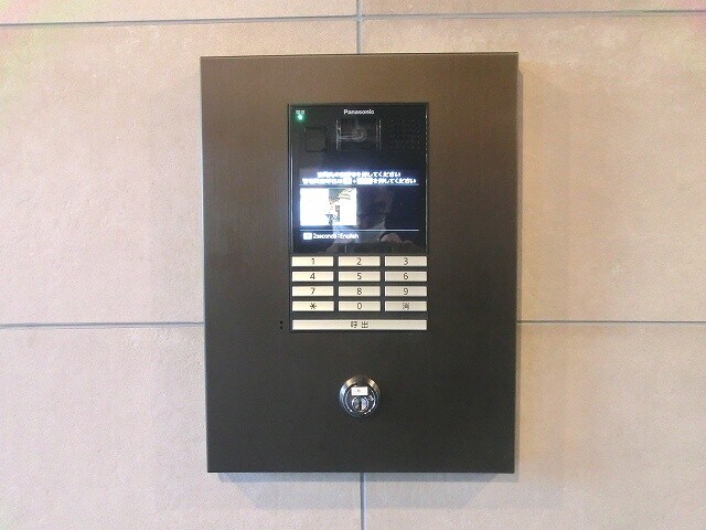 物件外観写真2　(ＴＶモニター付きオートロックセキュリティです)